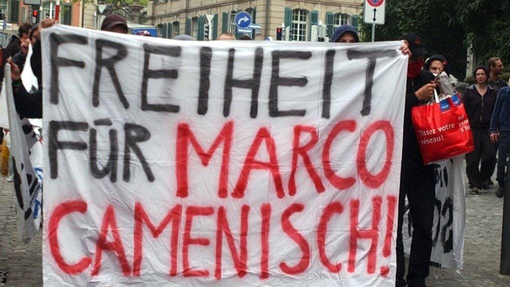 Immer wieder wurde für die Freilassung von Marco Camenisch demonstriert. Seit vergangener Woche ist er nun bedingt aus dem Strafvollzug entlassen worden. (Archivbild)