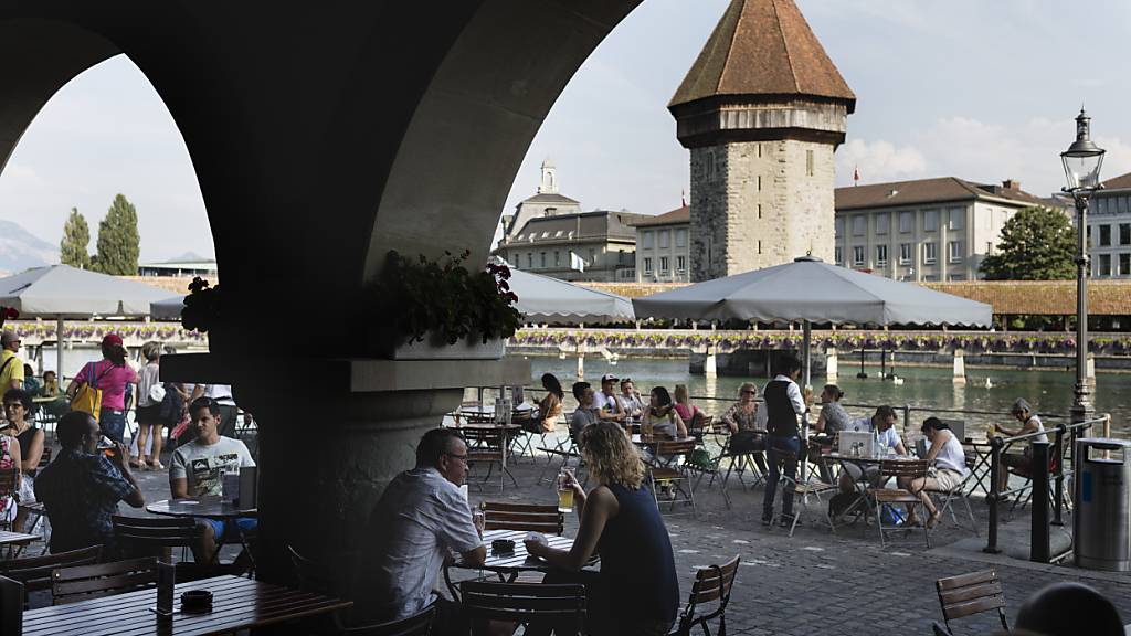 Die Kapellbrücke und der Wasserturm in Luzern vom Restaurant «Rathaus Brauerei» aus. (Archivaufnahme)