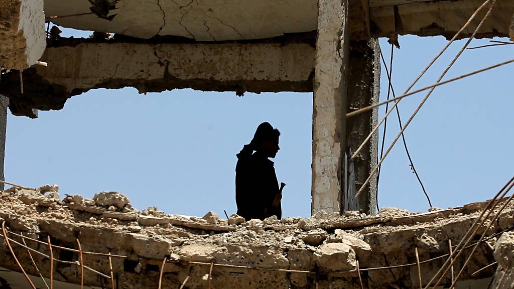 Ein bei einem von Saudi-Arabien geführten Luftangriff getroffenes Haus in Jemens Hauptstadt Sanaa.