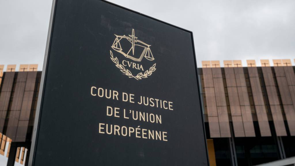 ARCHIV - Das Foto zeigt ein Schild mit der Aufschrift «Cour de Justice de l'Union Europeene» vor einem Gebäude des Europäischen Gerichtshofs (EuGH) in Luxemburg. Foto: Harald Tittel/dpa