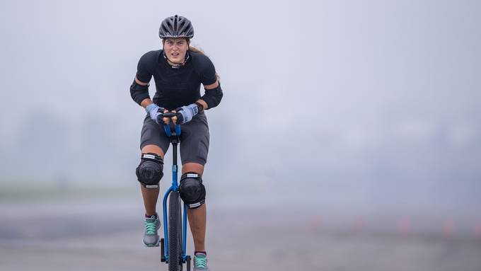 Mirjam Lips schlägt ihren eigenen Einrad-Weltrekord