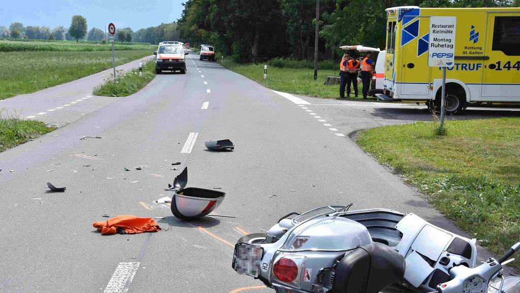 Ein 81-jähriger Rollerfahrer wurde bei einer heftigen Kollision schwer verletzt.