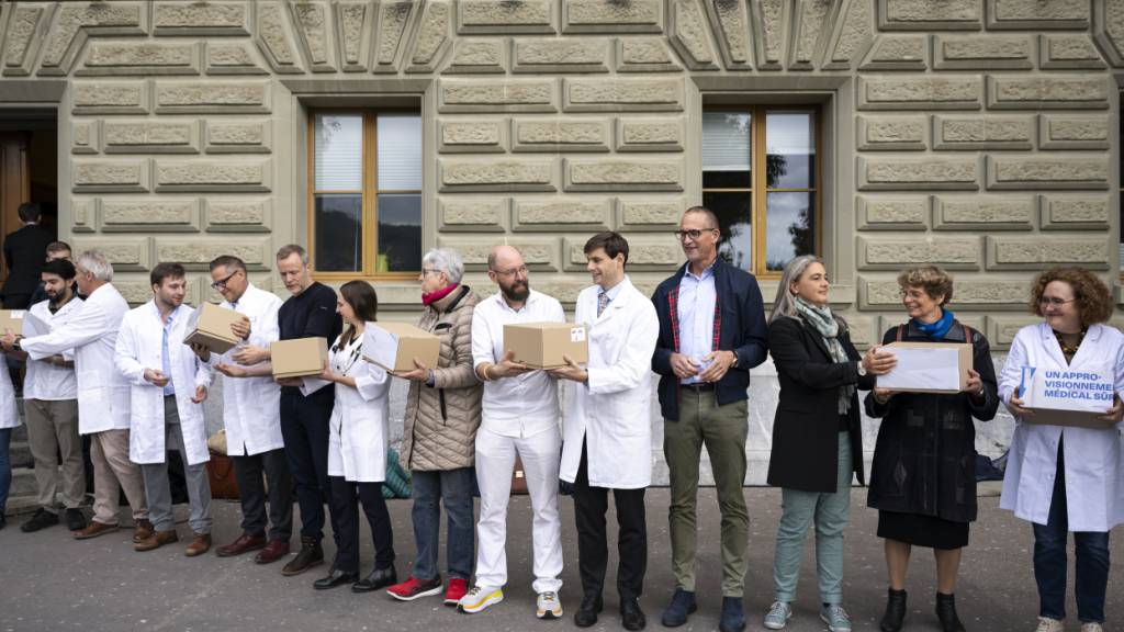 Vertreterinnen und Vertreter von zwanzig Organisationen und Unternehmen des Gesundheitswesens reichten im Oktober 2024 die Unterschriften für die Volksinitiative ein. (Archivbild)
