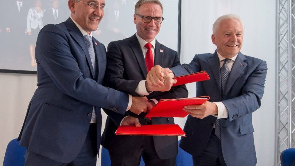 Die Bahnchefs aus der Schweiz, Deutschland und Italien stellen am Tag vor der Eröffnung des Gotthard-Basistunnels eine neue Zugverbindung zwischen Frankfurt am Main und Mailand vor.