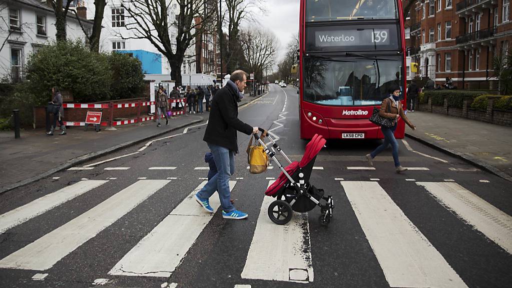 Der berühmte Fussgängerstreifen des «Abbey Road»-Covers für einmal ohne die Beatles.