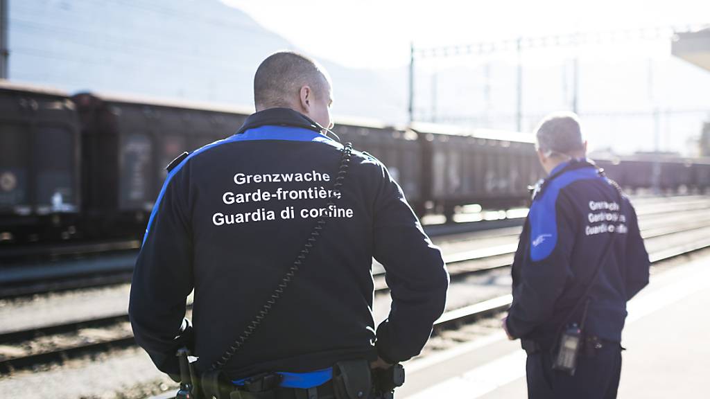 Die Schweizer Grenzwache hat im vergangenen Jahr erneut über 50'000 Personen aufgegriffen, die illegal eingereist waren. (Archivbild)