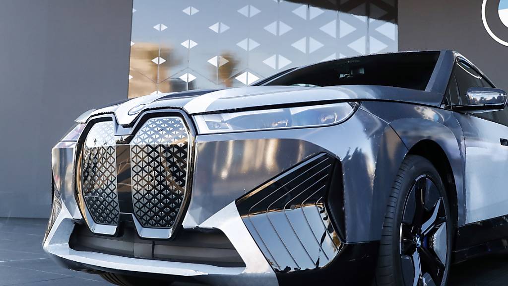 Der deutsche Autobauer BMW hat im dritten Quartal mit guten Zahlen überzeugt. Auch mit einem höheren Anteil von margenschwächeren E-Autos stieg der Betriebsgewinn an. (Archivbild)