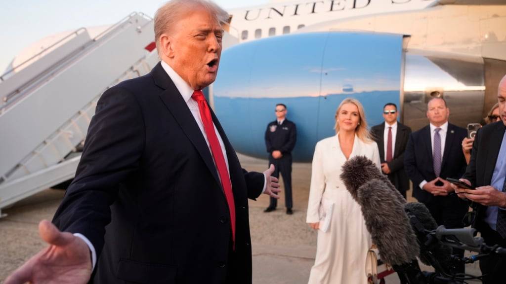 dpatopbilder - US-Präsident Donald Trump spricht bei seiner Ankunft auf der Joint Base Andrews. Foto: Manuel Balce Ceneta/AP/dpa