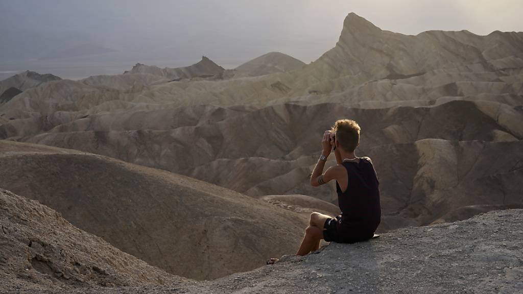 Eine Person schaut von einem Aussichtspunkt im Death Valley National Park, Kalifornien. Foto: John Locher/AP/dpa