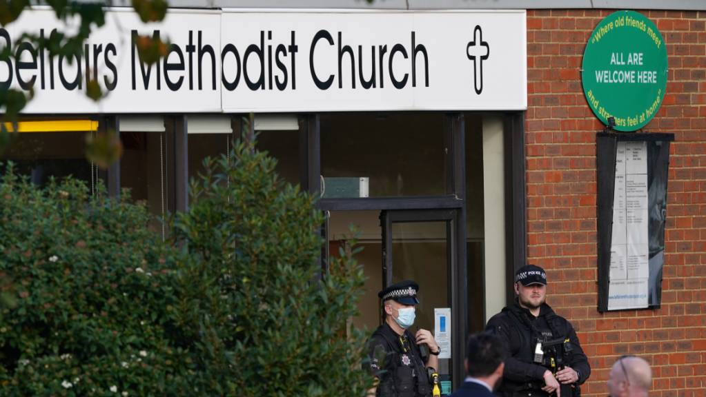 Polizeibeamte stehen am Tatort in der Nähe der Belfairs Methodist Church. Nach Berichten über einen Messerangriff auf einen Abgeordneten in Großbritannien hat die Polizei bestätigt, dass es einen Toten gab. Unklar war zunächst, ob es sich dabei um den Abgeordneten David Amess handele.