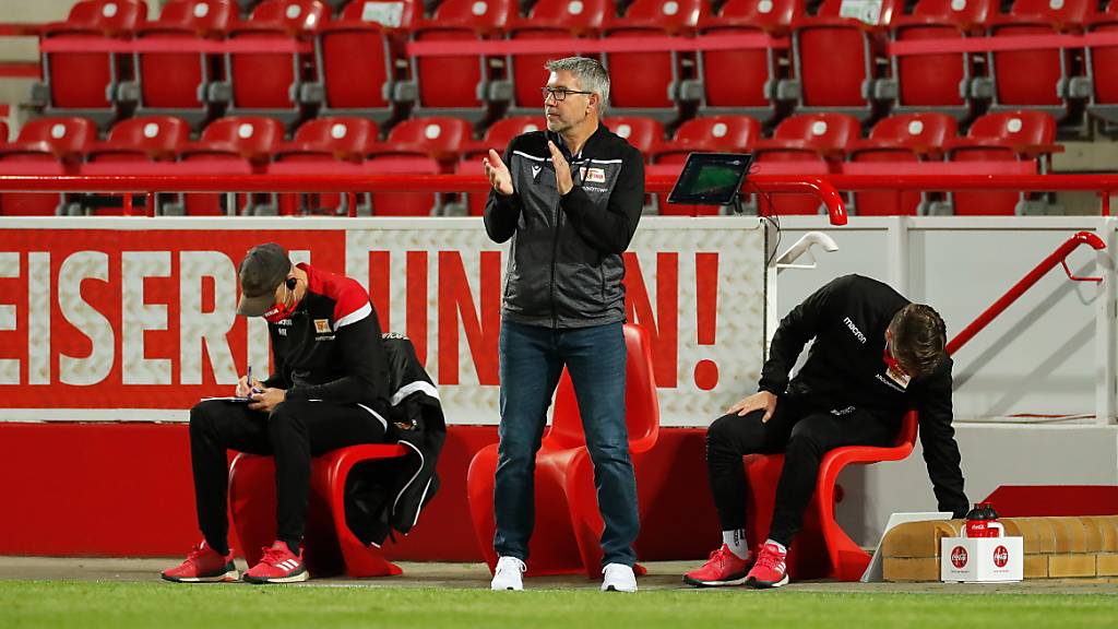 Urs Fischer im Fokus: Der Schweizer Coach kämpft mit Union Berlin um den Ligaerhalt und kann dabei nicht auf seine Fans zählen