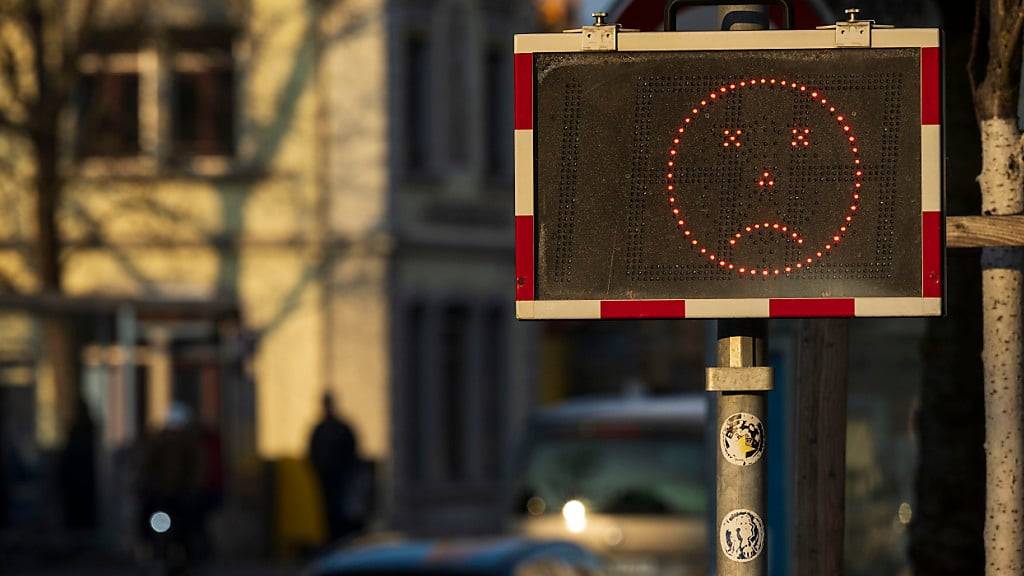 Der Kanton Zürich testet in diesem Jahr Lärmdisplays. Sie funktionieren ähnlich wie die Tempo-Anzeigen mit Smileys. (Symbolbild)