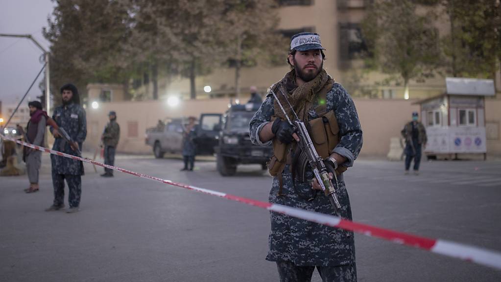 Mitglieder der Taliban stehen am Serena-Hotel Wache. Foto: AP/dpa