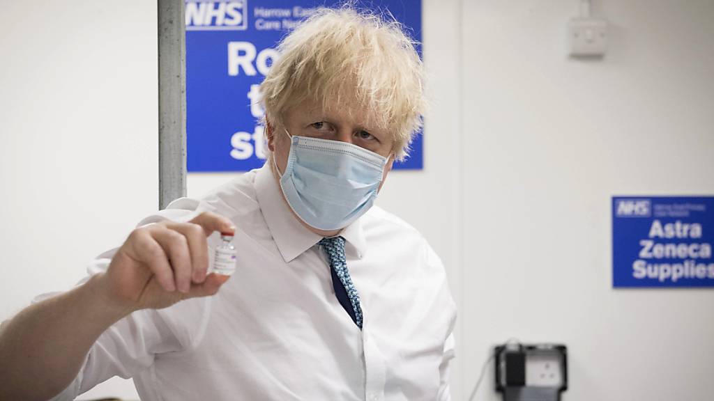 Premier Boris Johnson während eines Besuchs in einem Corona-Impfzentrum. (Archiv)