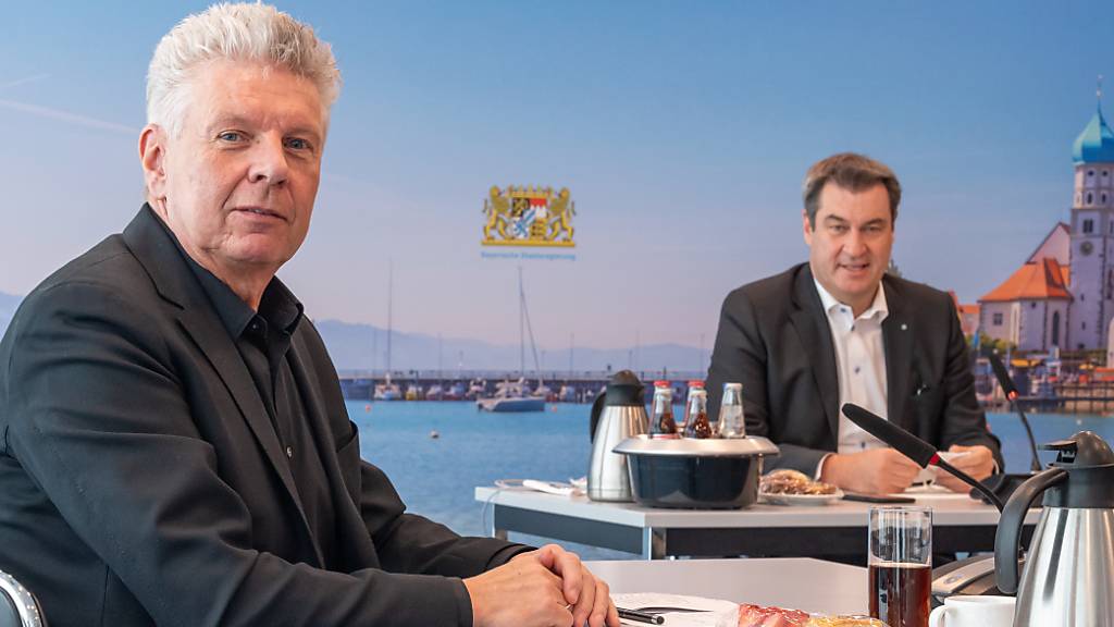 Dieter Reiter (links, SPD), Oberbürgermeister von München, und Markus Söder (CSU), Ministerpräsident von Bayern, unterhalten sich in der bayerischen Staatskanzlei zur diesjährigen Oktoberfest und zur Volksfest-Saison.