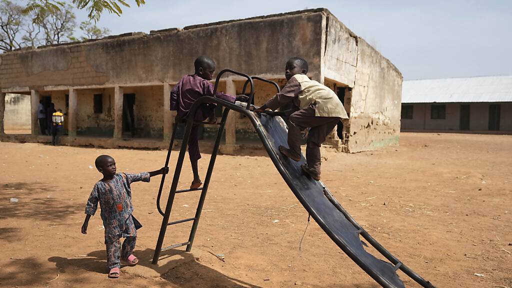 ARCHIV - Kinder spielen in einer Schule in Kaduna, Nigeria, wo Kinder entführt wurden. Foto: Sunday Alamba/AP/dpa