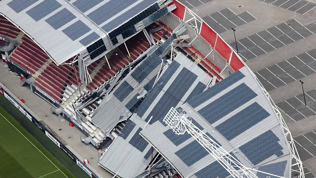 Das Dach des Stadions von Alkmaar wurde am Sonntag durch starke Winde teilweise zerstört