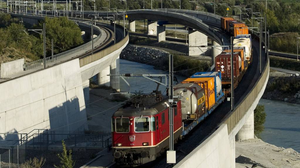 Der 4-Meter-Korridor soll bis 2028 auf italienischem Terrain ausgebaut werden. Im Bild ein Güterzug bei Visp (Archivbild)