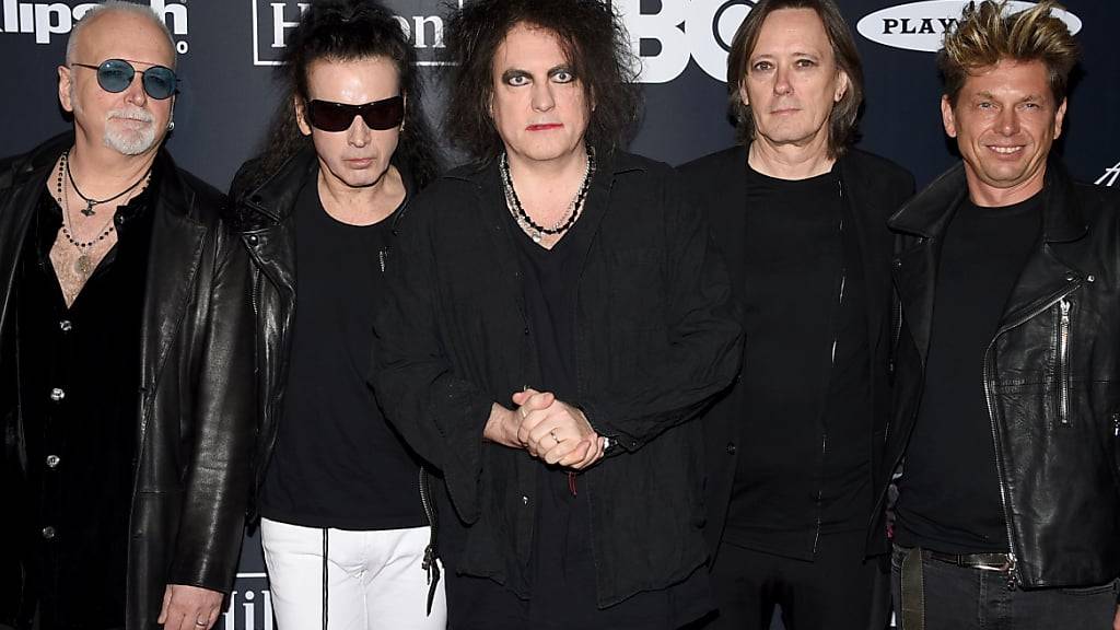 ARCHIV - Reeves Gabrels (l-r), Simon Gallup, Robert Smith, Roger O‹Donnell und Jason Cooper von The Cure, kommen zur Einweihungsfeier der Rock  Roll Hall of Fame im Barclays Center. Ihr Keyboarder Roger O› Donnell machte nun eine Krebsdiagnose öffentlich. Foto: Evan Agostini/Invision/dpa