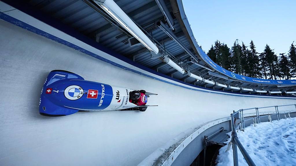 Der Schweizer Bob braust mit über 100 km/h und Schräglage durch die Kurve  (Archivaufnahme)