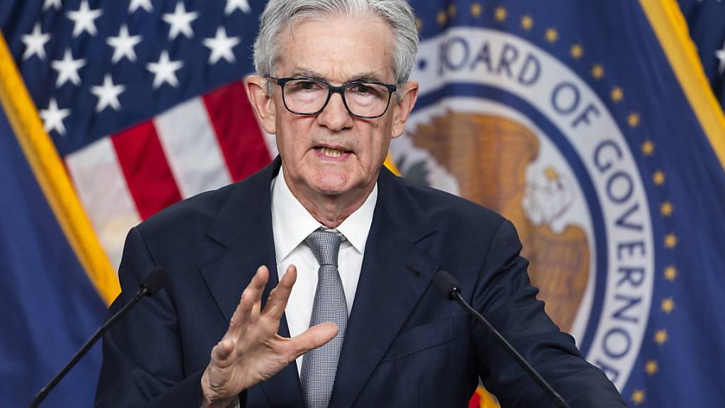 Die US-Notenbank Fed und ihr Präsident Jerome Powell belassen die Leitzinsen an ihrer letzten Sitzung des Jahres unverändert.(Archivbild)