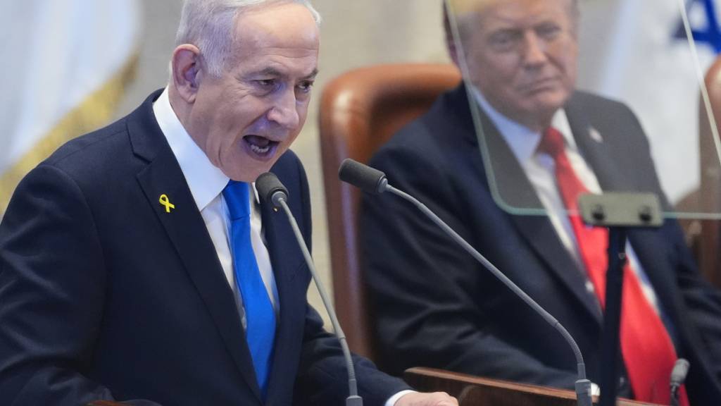 US-Präsident Donald Trump (r) hört der Rede von Israels Ministerpräsident  Benjamin Netanjahu vor der Knesset, dem israelischen Parlament, zu. Foto: Evan Vucci/AP Pool/AP/dpa