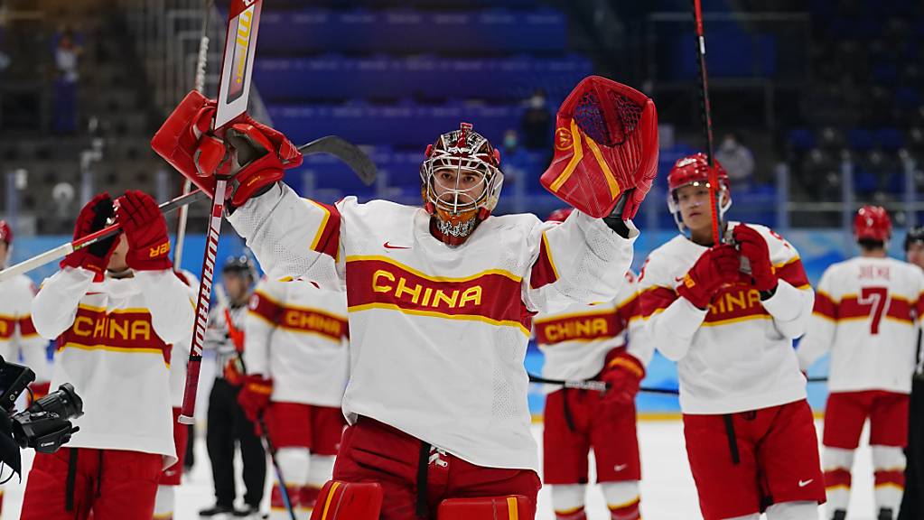 Die chinesischen Eishockey-Spieler bedanken sich nach der knappen 2:3-Niederlage gegen Deutschland bei den wenigen Zuschauern im Stadion