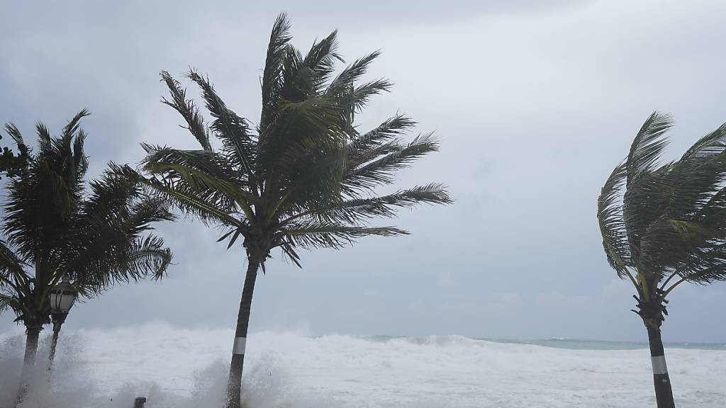 Der Hurrikan «Beryl» zieht durch Hastings, Barbados. Foto: Ricardo Mazalan/AP/dpa