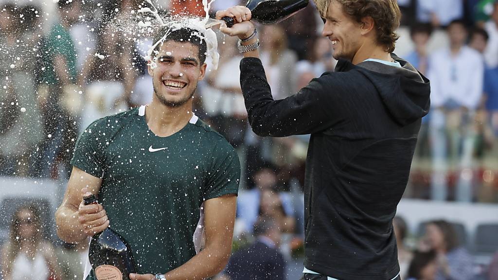 Finalerfahrung: 2022 setzte sich Carlos Alcaraz (li.) in Madrid gegen Alexander Zverev durch, am French Open stehen jedoch beide zum ersten Mal im Final