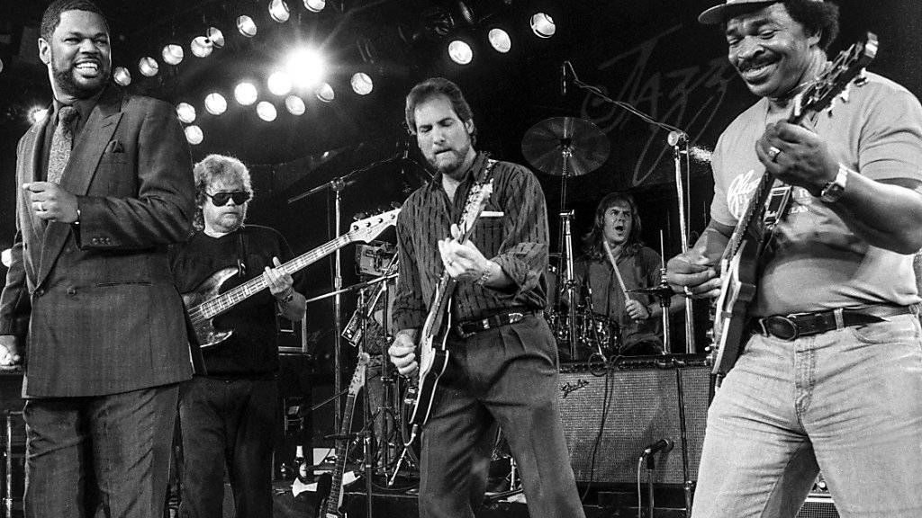 Matt «Guitar» Murphy (r) im Juli 1988 während eines Auftritts von «The Blues Brothers» am Jazzfestival in Montreux