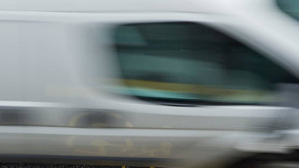 Der Lieferwagen streifte den Velofahrer mit dem Rückspiegel und brachte ihn zu Fall. (Sybolbild)