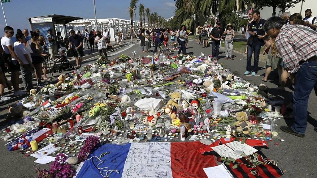 Trauernde legen am Tatort des Terroranschlags in Nizza Blumen zum Gedenken an die Opfer nieder.