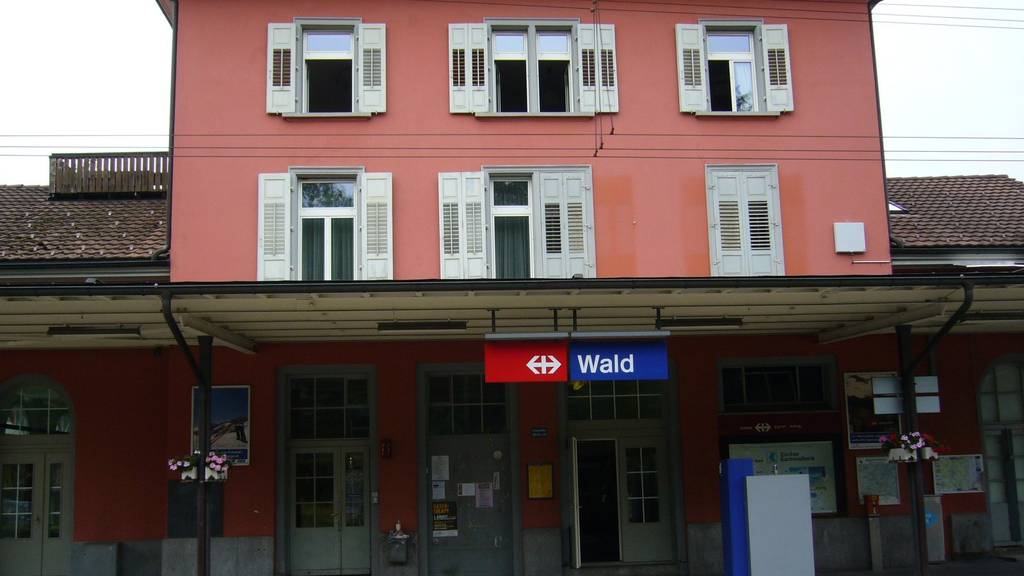 An diesem Bahnhof, unweit von Rapperswil und Uznach, geschah der tödliche Unfall.