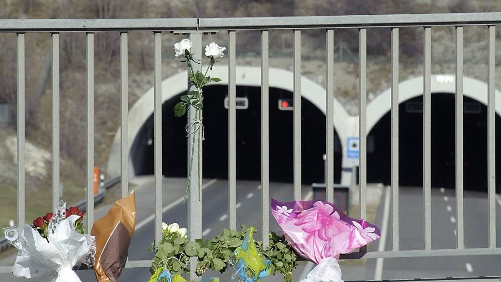 Vor fünf Jahren starben bei einem Busunglück in einem Tunnel in Siders 28 Personen aus Belgien und den Niederlanden, darunter 22 Schulkinder. Dieses Jahr gibt es keinen offiziellen Gedenkanlass. (Archiv)