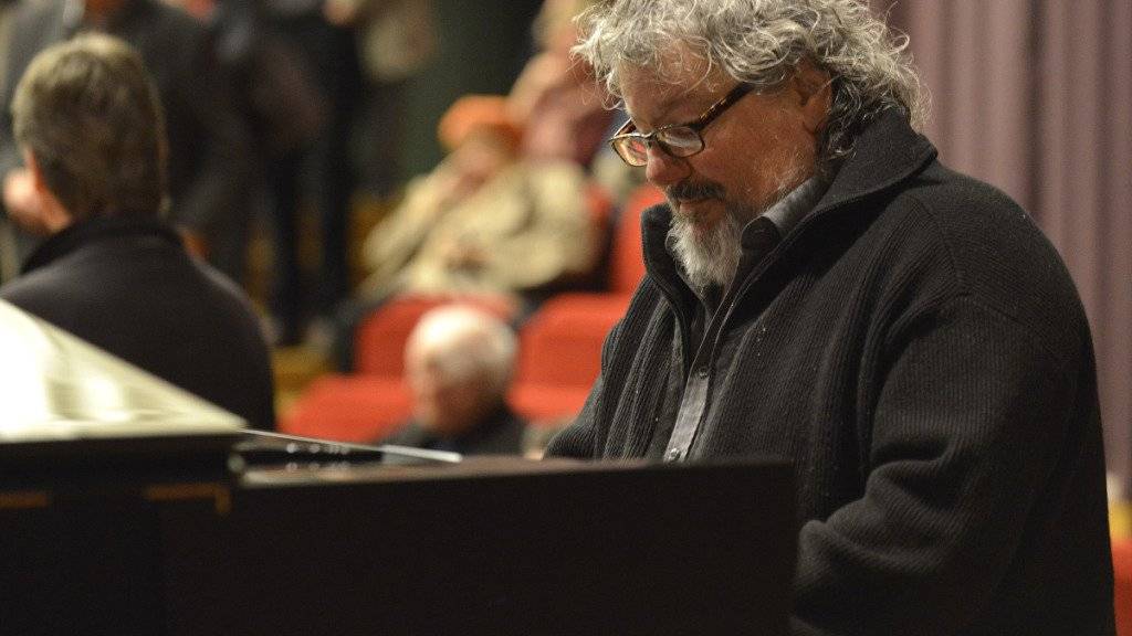 Léon Francioli am Piano bei der Gedenkfeier an die Schrifstellerin und Journalistin Anne Cuneo im Februar in Lausanne. Francioli starb am Mittwoch. (Archivbild)