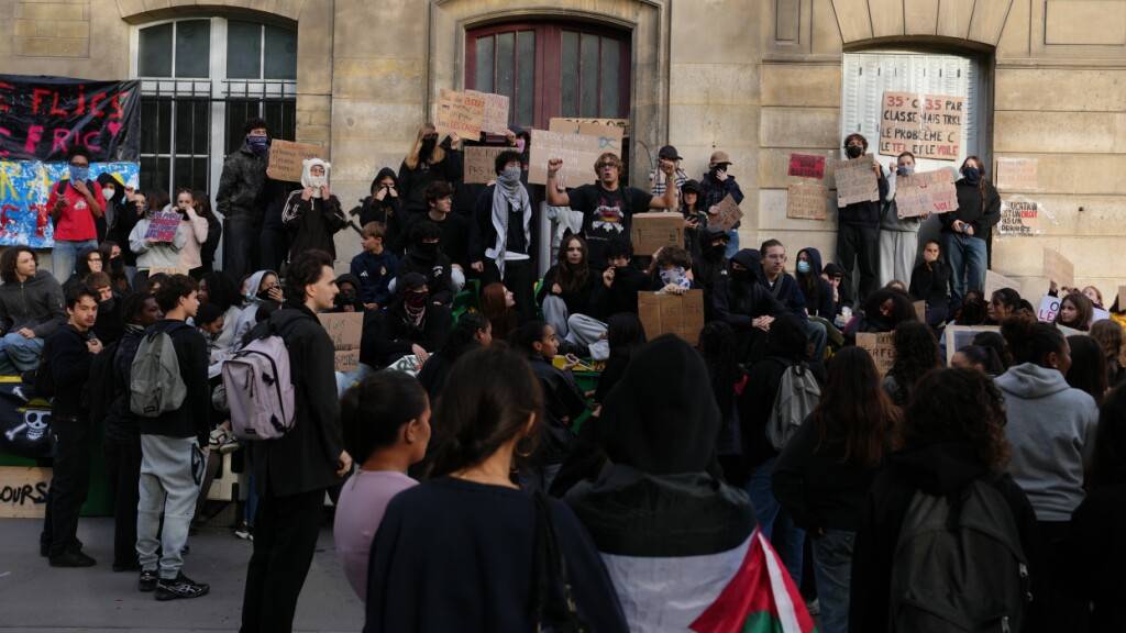 Schülerinnen und Schüler blockieren den Eingang des Gymnasiums Arago in Paris. Foto: Aurelien Morissard/AP/dpa