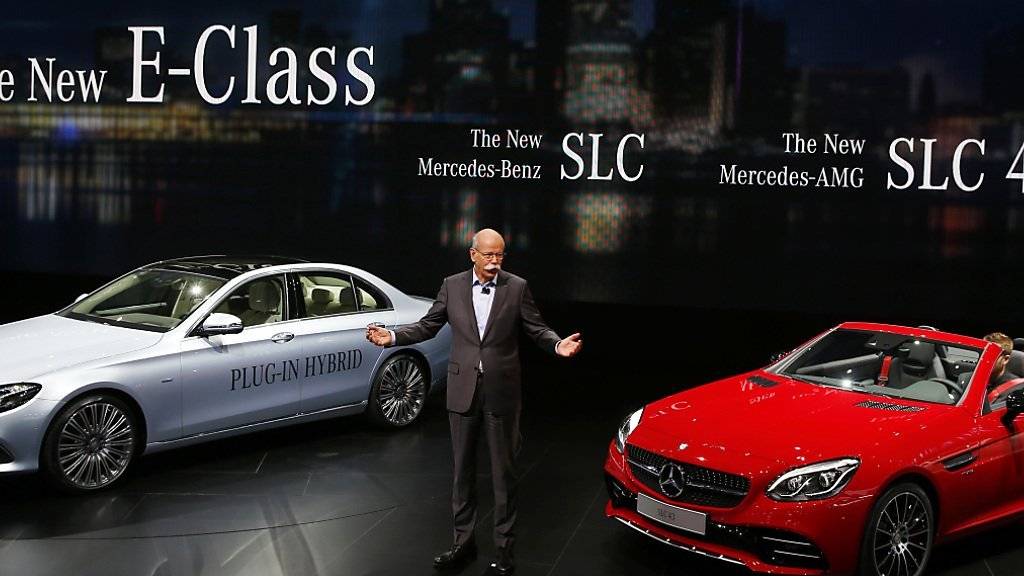 Daimler-Chef Dieter Zetsche will auch 2016 ein erfolgreiches Geschäftsjahr erreichen. Dazu soll auch der Verkaufsstart der neuen E-Klasse von Mercedes im April beitragen. (Archiv)