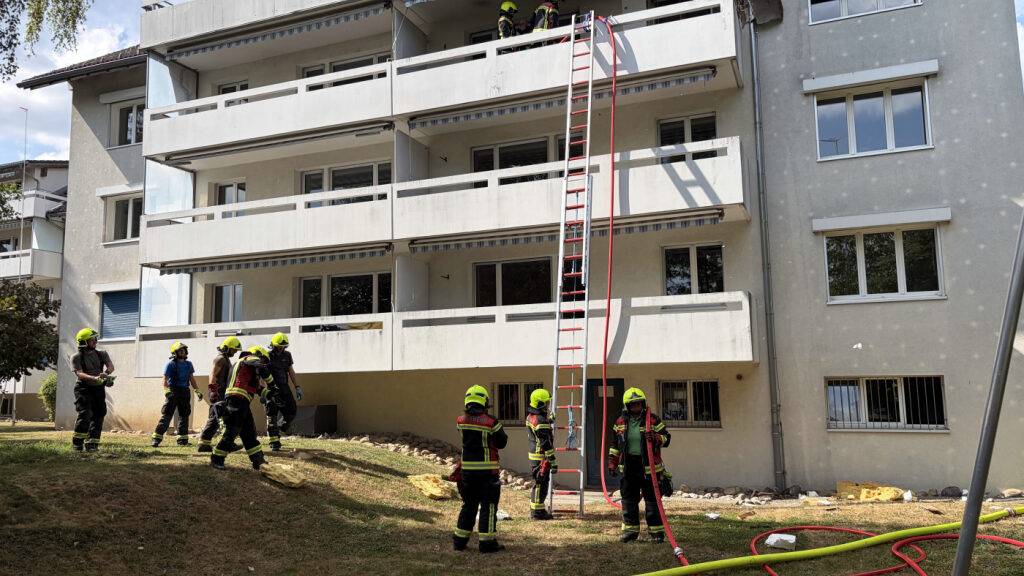 Bei der Kantonspolizei gingen am Dienstagnachmittag mehrere Meldungen ein, dass auf einem Balkon eines Mehrfamilienhauses Karton in Brand geraten sei.