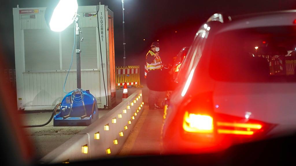 Auto stehen an der Kontrollstelle am Grenzübergang Kiefersfelden Kufstein. Derzeit gelten erhebliche Besschränkungen für die Einreise von Österreich und Tschechien nach Deutschland. Foto: Michael Kappeler/dpa