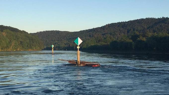 Boot auf Rhein gekentert