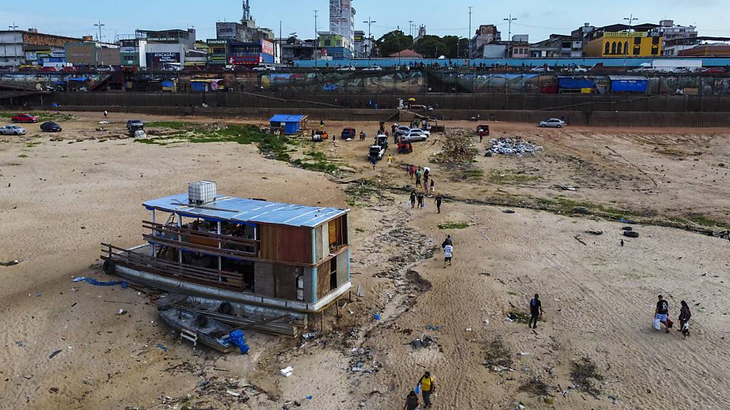 Ein Boot liegt im Hafen von Manaus wegen der Dürre auf dem Fluss Negro auf Grund. Foto: Edmar Barros/AP/dpa