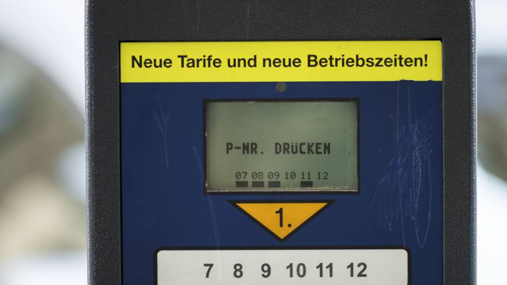An mehreren Parkuhren in der Stadt Zug haben Unbekannte gefälschte QR-Codes angebracht. Die Zuger Polizei hat diese am Sonntag entfernt. (Symbolbild)