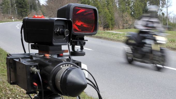 Mit 165 km/h durch 80er-Zone: Polizei stoppt Töff-Raser