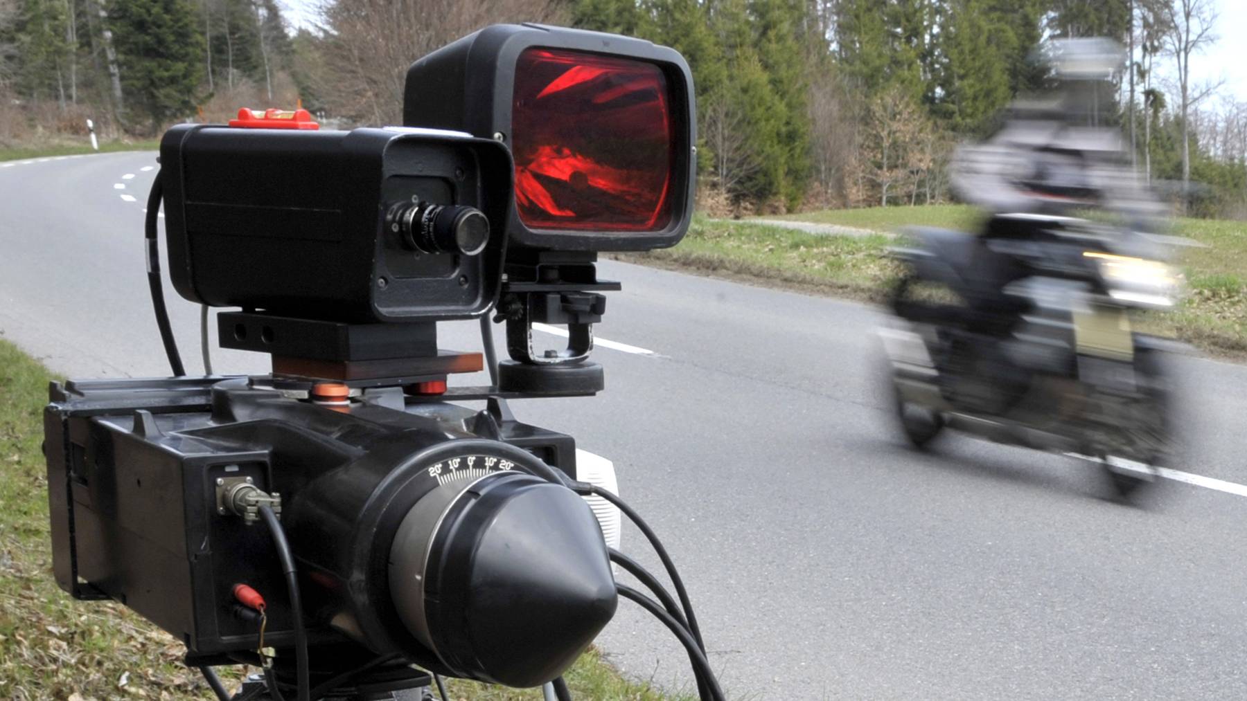 Un radar de la Police Cantonale Vaudoise controle la vitesse d' un motard lors d'un controle dedie specialement aux motocyclistes ce mardi 7 avril 2009 sur la route du Col du Mollendruz a Mont-la-Ville, Vaud. // Töff-Raser Polizeikontrolle Blitzer