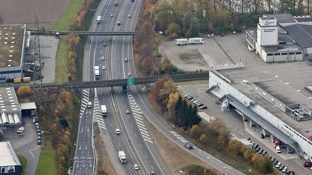 Auf der Autobahn A1 im Kanton Aargau zwischen Oftringen (Bild) und dem Anschluss Aarau Ost muss der Deckbelag ersetzt werden. Das führt bis Ende November zu Einschränkungen. (Archivbild)