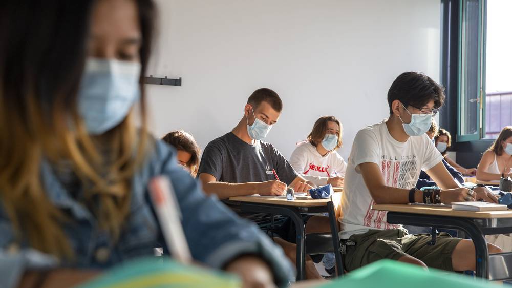 Maske Schulzimmer