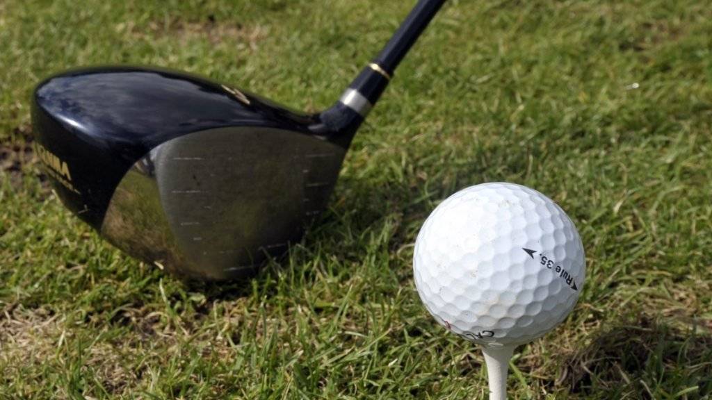 Ein missglückter Abschlag auf einem Zürcher Golfplatz, bei dem ein Golfspieler von einem Ball getroffen und verletzt wurde, hat keine strafrechtlichen Konsequenzen. Das entschied das Bundesgericht. (Themenbild)