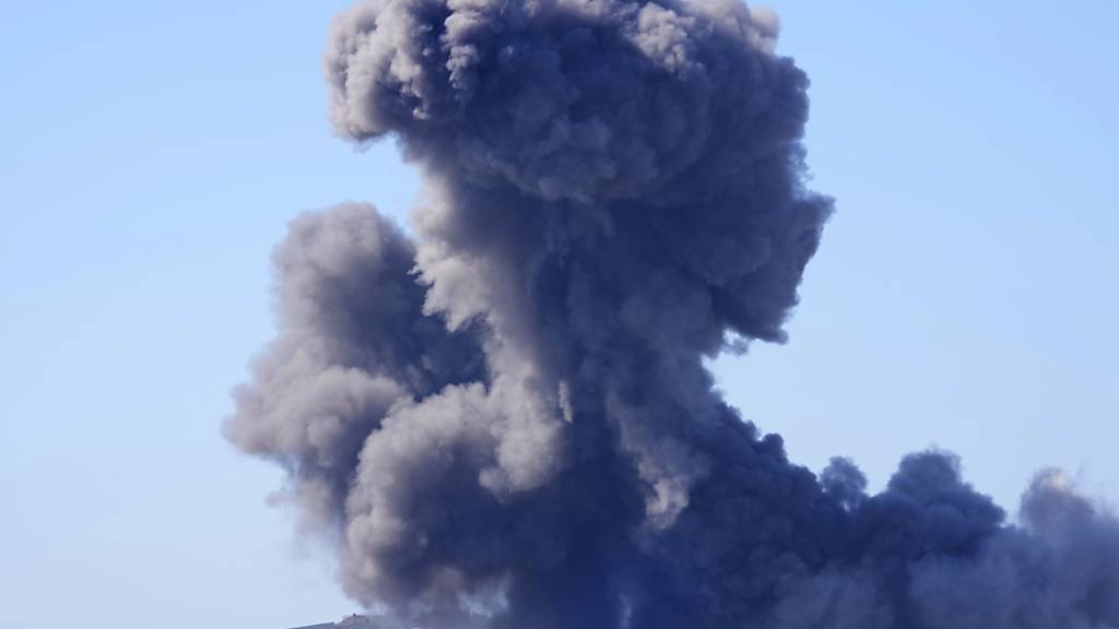 Beim Angriff einer israelischen Drohne im Libanon sind nach Angaben libanesischer Sicherheitskreise sowie der Hisbollah-Miliz drei Kinder und deren Großmutter getötet worden. (Symbolbild) Foto: Hussein Malla/AP/dpa