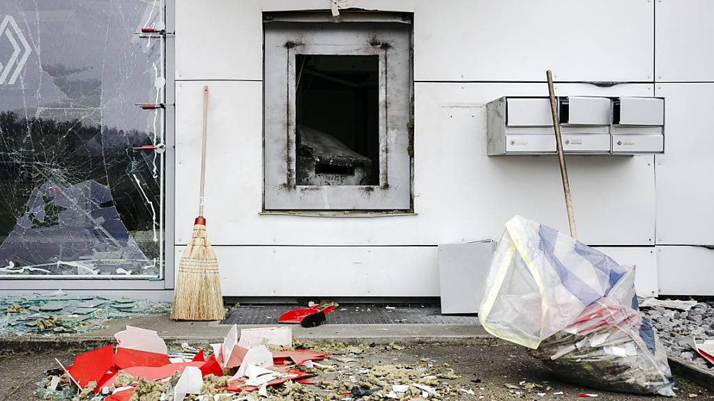 Im Jahr 2023 haben Diebe laut Fedpol nur halb so viele Bankomaten überfallen wie im Vorjahr (Archivbild)