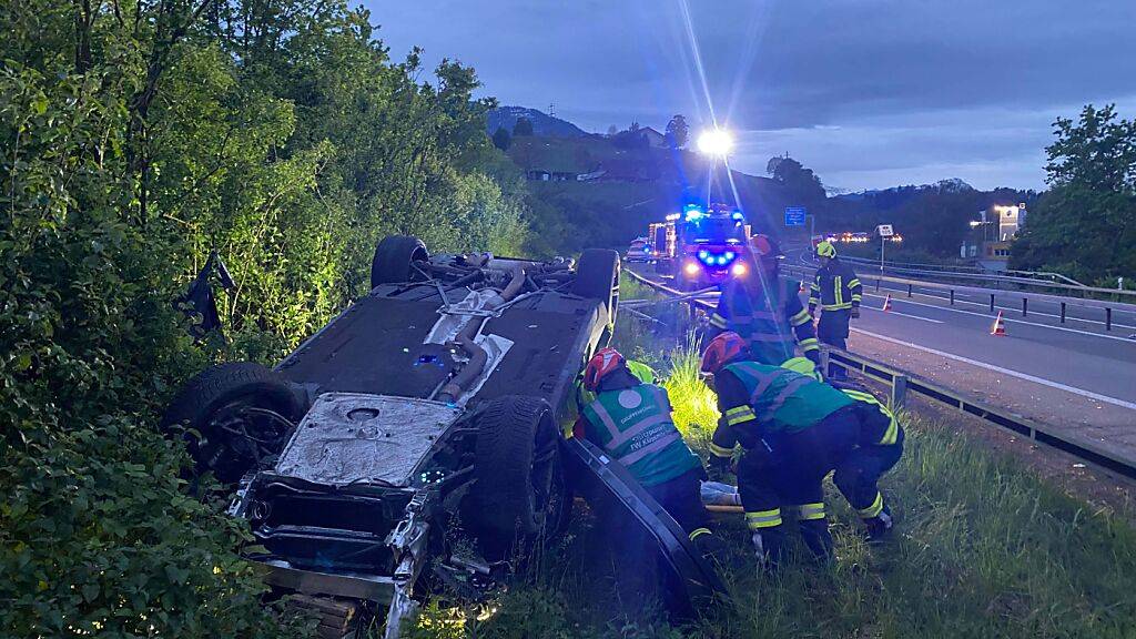 Auto überschlägt sich auf der A4 nahe Küssnacht SZ